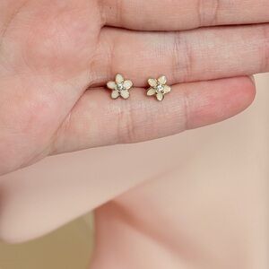 ⚜️ Elegant Floral Stud Earrings